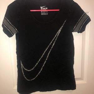 Black nike tee